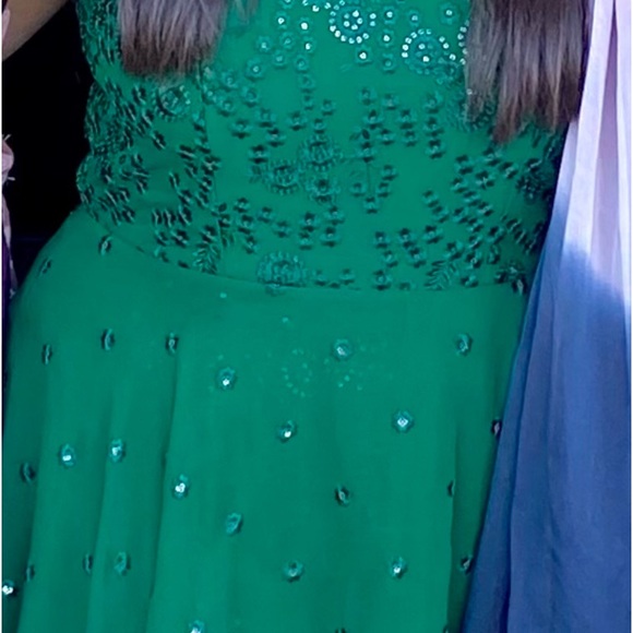 Kurta kameez sleeveless top. Emerald Green 2 piece thread embroidery. Sharara S - Picture 17 of 17